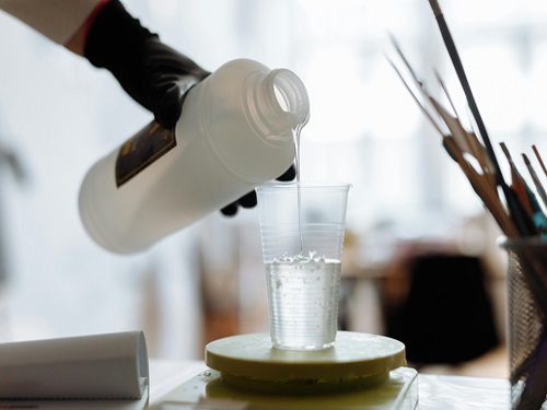 Aplikasi 2-imidazolidinone dalam produksi plastik